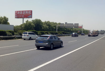 晋志德冲床送料机厂高炮广告投入使用，公路沿线品牌影响力再升级