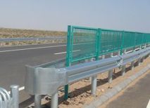 供应厂家直销框架护栏网、公路护栏网、铁路护栏网及长胜护栏网——纺织、皮革领域的安全防护解决方案